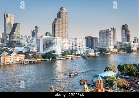 Fotografando dal moderno centro commerciale IconSiam guardando oltre il fiume Chao Phraya a Bangkok, Thailandia. Foto Stock