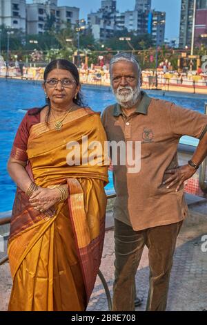 25 nov 2016 Romantica allegra coppia indiana felice amante godendosi vicino piscina Mumbai Maharashtra India Foto Stock