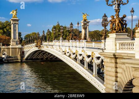 Il Pont Alexandre III a Parigi, Francia. Questo ponte prende il nome dal russo Tsar Alexander III Foto Stock