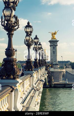 PARIGI - 20 SETTEMBRE 2013: Vista del ponte Alexandre III a Parigi. Alexandre III è una delle principali destinazioni turistiche di Parigi. Foto Stock