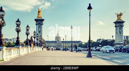 PARIGI - 20 SETTEMBRE 2013: Vista del ponte Alexandre III a Parigi. Alexandre III è una delle principali destinazioni turistiche di Parigi. Foto Stock