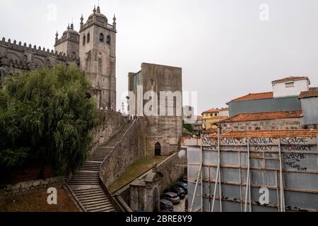 Europa, Portogallo, Porto. Cattedrale di Porto in cima alla scala a sinistra e edifici in costruzione a destra. Foto Stock