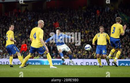 LONDRA, UK MARZO 26: Diego spari all'obiettivo svedese circondato da Kim Kallstrom (all'estrema sinistra), Daniel Majstorovic (a sinistra), Anders Svensson (a destra) e OLO Foto Stock