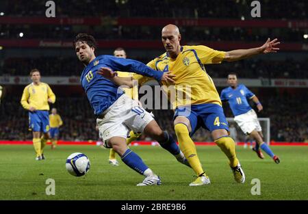 LONDRA, UK MARZO 26: Diego e Daniel Majstorovic si sono cimati per la palla nella prima metà durante International friendly tra Brasile e Svezia ad em Foto Stock