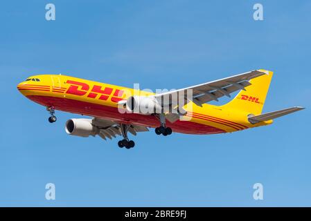 MANGIA l'aereo di linea aereo DHL Airbus A300 cargo jet Leipzig che atterra all'aeroporto Heathrow di Londra sopra Cranford, Londra, Regno Unito durante il blocco COVID-19. Foto Stock