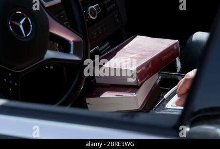 Hildesheim, Germania. 21 Maggio 2020. I libri songbook vengono conservati in un veicolo durante il servizio di drive-in a Hildesheim. Credit: Peter Steffen/dpa/Alamy Live News Foto Stock