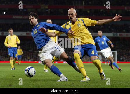 LONDRA, UK MARZO 26: Diego e Daniel Majstorovic si sono cacciati per la palla nella prima metà durante International friendly tra Brasile e Svezia all'EMI Foto Stock