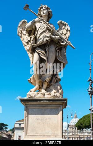 Statua d'angelo sul Ponte Sant`Angelo a Roma, Italia Foto Stock