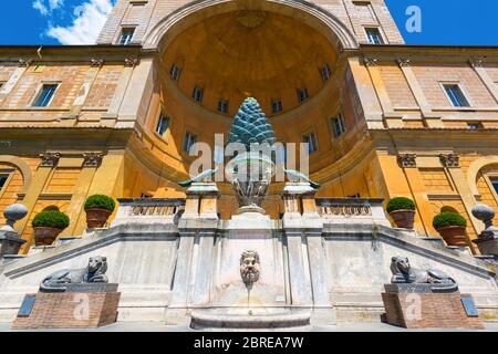 La Fontana della Pigna (fontana del cono di pino) al Belvedere in Vaticano, Roma, Italia Foto Stock