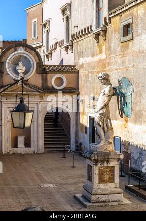 Statua dell'Arcangelo Michele a Castel Sant'Angelo, Roma, Italia. Bella scultura in marmo rinascimentale. La vecchia Sant'Angelo è un famoso punto di riferimento di Roma. Foto Stock