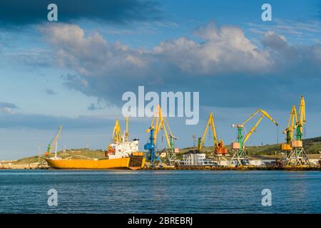 Porto con gru a Feodosia, Crimea Foto Stock