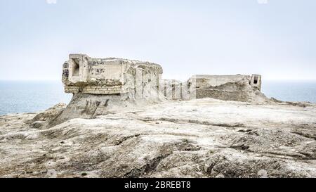 Scavate fortificazioni dalla seconda guerra mondiale, Feodosia, Crimea, Russia. Vista panoramica delle rovine sulla costa deserta della Crimea. Futuristico e post ap Foto Stock