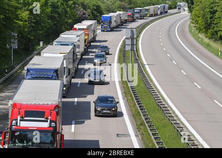 21 maggio 2020, Brandeburgo, Francoforte (Oder): I camion sono bloccati sull'autostrada A12 verso la Polonia, di fronte al valico di frontiera tedesco-polacco. Miglia di ingorghi si sono formate al confine tra la Germania e la Polonia, il giorno del Padre. Un portavoce della polizia ha detto giovedì mattina che l'ingorgo stradale su Autobahn 12 è attualmente lungo oltre 30 chilometri, sulla A15 è di 15 chilometri - 'entrambi sono in aumento'. La ragione, ha detto, è stata i controlli alle frontiere in Polonia, da un lato i conducenti di casa in Polonia, dall'altro i camion che attraversano la Polonia. Nel servizio di messaggi brevi Twitter, il Bra Foto Stock