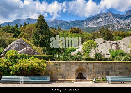 ALUPKA, CRIMEA - 20 MAGGIO 2016: Il giardino del Palazzo Vorontsov. Montagna ai-Petri in lontananza. Questo palazzo è una delle attrazioni di Crimea. Foto Stock