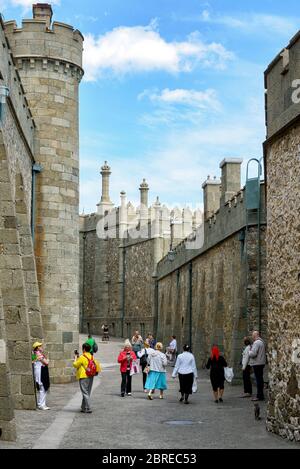 ALUPKA, RUSSIA - 20 MAGGIO 2016: Turisti nel Palazzo Vorontsov. Il Palazzo Vorontsov è una delle attrazioni della Crimea. Foto Stock