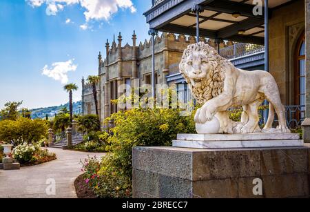 ALUPKA, RUSSIA - 20 MAGGIO 2016: Palazzo Vorontsov nella città di Alupka, Crimea. Questa è un'attrazione turistica della Crimea. Foto Stock