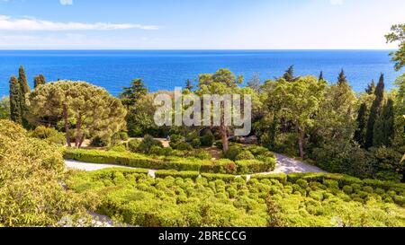 Crimea - 20 maggio 2016: Bellissimo giardino paesaggistico al Palazzo Vorontsov a Crimea, Russia. Questo palazzo è uno dei principali punti di riferimento di Crimea. Scen Foto Stock