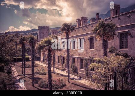 ALUPKA, RUSSIA - 20 MAGGIO 2016: Palazzo Vorontsov nella località di Alupka. Questo palazzo è una delle attrazioni di Crimea. Foto Stock