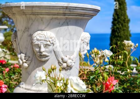 Crimea - 20 maggio 2016: Bellissimo giardino paesaggistico al Palazzo Vorontsov a Crimea, Russia. Questo posto è uno dei principali punti di riferimento di Crimea. Marbl Foto Stock