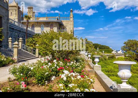 Splendida vista sul Palazzo Vorontsov con giardino fiorito nella città di Alupka, Crimea, Russia. Il Palazzo Vorontsov è uno dei luoghi più conosciuti di Cri Foto Stock