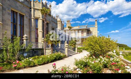 Alupka, Crimea - 20 maggio 2016: Palazzo Vorontsov con giardino fiorito a Crimea, Russia. Il Palazzo Vorontsov è uno dei luoghi più conosciuti di Crimea. Ciao Foto Stock