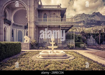 Alupka, Crimea - 20 maggio 2016: Palazzo Vorontsov a Crimea, Russia. Il Palazzo Vorontsov è uno dei luoghi più conosciuti di Crimea. Monte ai-Petri nel d Foto Stock