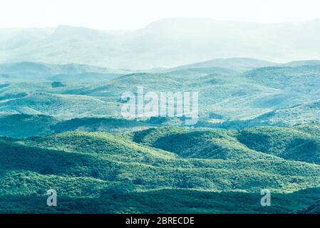 Paesaggio di montagna sfondo. Natura della Crimea meridionale, Russia. Panorama di terreno montuoso in estate. Scenario di catene montuose in luce e s. Foto Stock