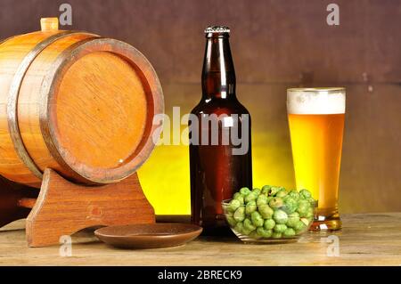 Bicchiere di birra vicino a un barile di legno studio shot Foto Stock