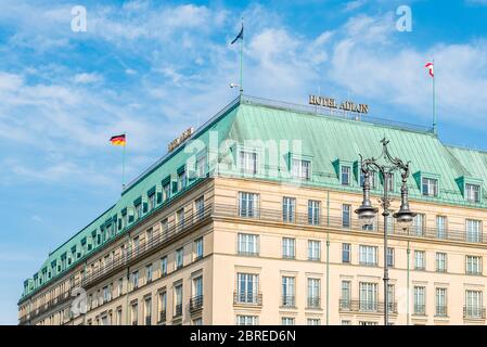 Berlino, Germania - 28 luglio 2019: Il famoso Hotel Adlon Kempinski in via Unter den Linden e Pariser Platz vicino alla porta di Brandeburgo Foto Stock