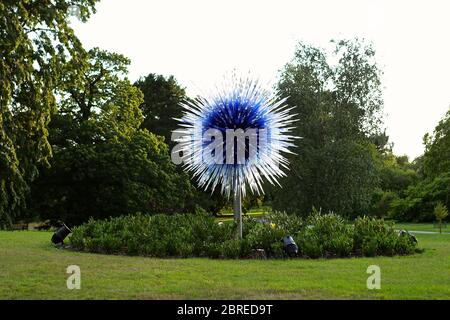 Dale Chihuly, artista di Seattle, ha esposto le sue opere d'arte in vetro originali e luminose in uno dei paesaggi più belli di Londra, Kew Gardens. Guarda le sue creazioni illuminare la notte in un connubio ipnotico di arte, scienza e natura. Chihuly Nights offre un'opportunità unica per passeggiare attraverso i Kew Gardens dopo che il sole è tramontato sotto lo skyline di Londra, ammirando le opere di un artista iconico e in-demand. Famosa in tutto il mondo per le sue scintillanti sculture in vetro colorato, l'opera di Chihuly è stata esposta in centinaia di musei e gallerie in tutto il mondo. Foto Stock