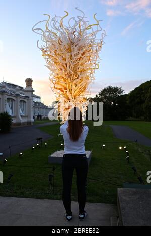 Dale Chihuly, artista di Seattle, ha esposto le sue opere d'arte in vetro originali e luminose in uno dei paesaggi più belli di Londra, Kew Gardens. Guarda le sue creazioni illuminare la notte in un connubio ipnotico di arte, scienza e natura. Chihuly Nights offre un'opportunità unica per passeggiare attraverso i Kew Gardens dopo che il sole è tramontato sotto lo skyline di Londra, ammirando le opere di un artista iconico e in-demand. Famosa in tutto il mondo per le sue scintillanti sculture in vetro colorato, l'opera di Chihuly è stata esposta in centinaia di musei e gallerie in tutto il mondo. Foto Stock