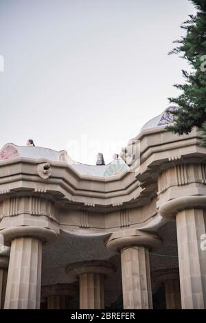 Il 20 maggio 2020, la gente gode della vista dalla terrazza principale del Parco Güell a Barcellona, Spagna. Il parco riapre oggi le sue porte dopo più di due mesi e mezzo chiusi al pubblico. A causa della chiusura del confine i vicini possono godere dell'area emblematica senza il turismo di massa che lo sovrastano. La città continua a rimanere allo stadio zero di graduale decompressione delle restrizioni di confinamento. Anche in questo caso, le misure di sicurezza vengono aggiornate giorno dopo giorno. La Spagna si trova di fronte al sessantasettesimo giorno di stato di emergenza a causa della pandemia di Coronavirus. (Foto di Carmen Molina/Sipa USA) Foto Stock