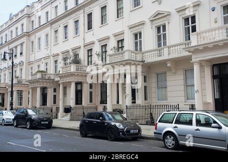 Ingressi anteriori di eleganti case cittadine nel quartiere benestante di Londra Belgravia. Londra, Regno Unito Foto Stock