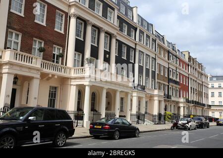 Ingressi anteriori di eleganti case cittadine nel quartiere benestante di Londra Belgravia. Londra, Regno Unito Foto Stock