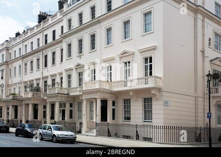 Ingressi anteriori di eleganti case cittadine nel quartiere benestante di Londra Belgravia. Londra, Regno Unito Foto Stock