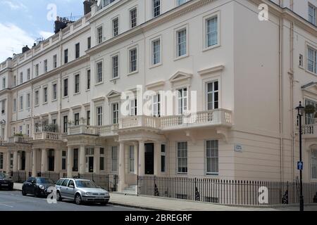 Ingressi anteriori di eleganti case cittadine nel quartiere benestante di Londra Belgravia. Londra, Regno Unito Foto Stock