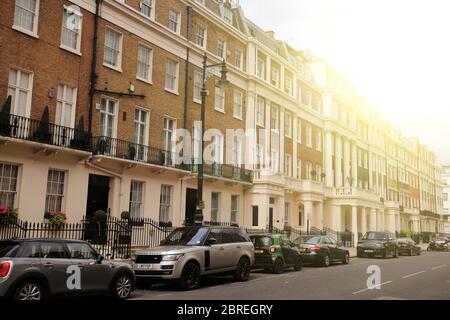 Ingressi anteriori di eleganti case cittadine nel quartiere benestante di Londra Belgravia. Londra, Regno Unito Foto Stock