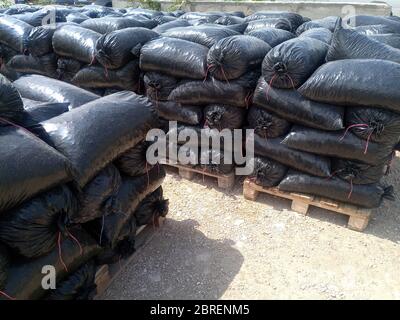 Pacchetti con macerie e sabbia sul cantiere. Base dei materiali da costruzione. Foto Stock