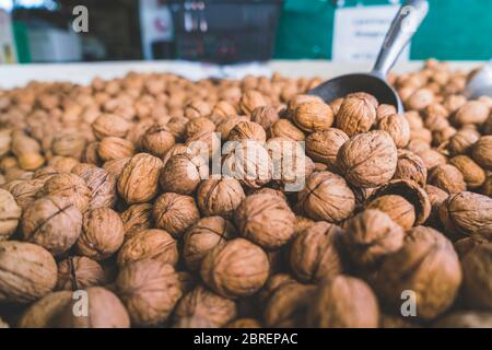Pila di walnuts.in negozio agricolo, Agricoltura sfondo. Foto Stock