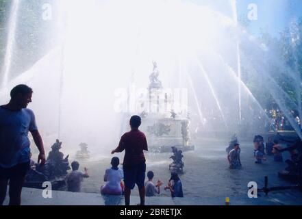 Acqua che scorre dalla fontana di Las Ranas. La Granja de San Ildefonso, provincia di Segovia, Castilla Leon, Spagna. Foto Stock