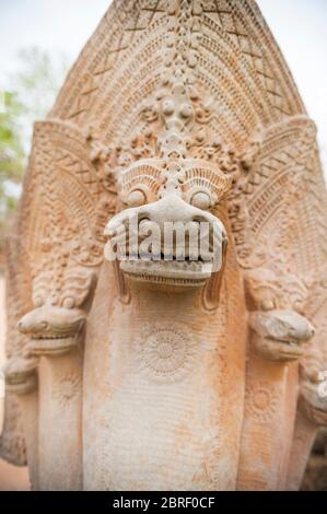 Primo piano di cinque serpenti a testa a Beng Mealea. Angkor, Patrimonio dell'Umanità dell'UNESCO, provincia di Siem Reap, Cambogia, Sud-est asiatico Foto Stock