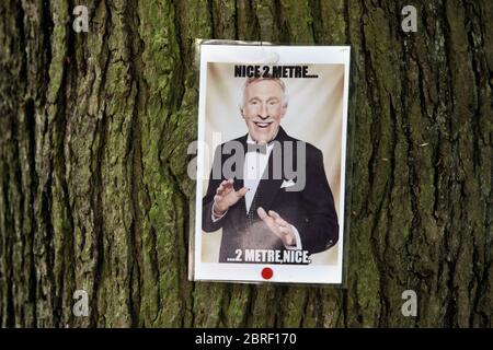 Un cartello nel Parco Endcliffe che incoraggia le persone a tenere a 2 metri di distanza. La distanza sociale è una delle misure per garantire la trasmissione del coronavirus doesnt luogo.Endcliffe Park, Sheffield, durante la fase 'Stay Alert' del Coronvirus Pandemic nel Regno Unito. Questa fase è stata il 11 maggio 2020, quando le persone hanno permesso di esercitare all'interno degli spazi aperti quante volte e per tutto il tempo che vogliono. Potrebbero anche fare un picnic nel parco e incontrare un'altra persona al di fuori del loro gruppo di famiglia. La guida di distanza sociale di 2 metri esiste ancora. Foto Stock