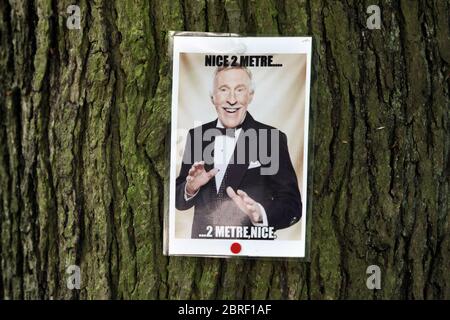 Un cartello nel Parco Endcliffe che incoraggia le persone a tenere a 2 metri di distanza. La distanza sociale è una delle misure per garantire la trasmissione del coronavirus doesnt luogo.Endcliffe Park, Sheffield, durante la fase 'Stay Alert' del Coronvirus Pandemic nel Regno Unito. Questa fase è stata il 11 maggio 2020, quando le persone hanno permesso di esercitare all'interno degli spazi aperti quante volte e per tutto il tempo che vogliono. Potrebbero anche fare un picnic nel parco e incontrare un'altra persona al di fuori del loro gruppo di famiglia. La guida di distanza sociale di 2 metri esiste ancora. Foto Stock