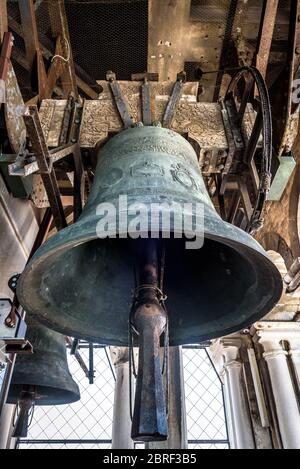 Campanile di San Marco, Venezia, Italia. Antiche grandi campane all'interno del campanile. Vista ravvicinata della vecchia campana in bronzo o rame sul rimorchio Foto Stock