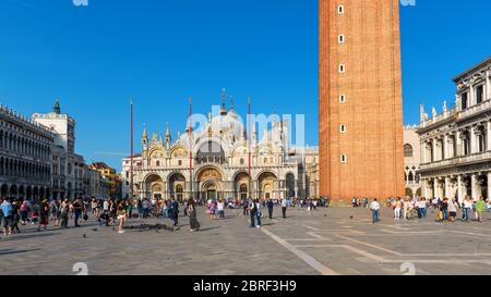 Venezia, Italia - 18 maggio 2017: I turisti camminano intorno alla Basilica di San Marco in Piazza San Marco Piazza Marco). Questo è lo squa principale Foto Stock