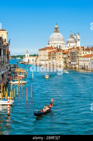 Gondola e taxi acquei navigano lungo il Canal Grande a Venezia. Il Canal Grande è uno dei principali corridoi del traffico acquatico di Venezia. Santa M. Foto Stock