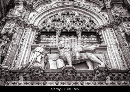 Palazzo Ducale o Palazzo Ducale in bianco e nero, Venezia, Italia. E' uno dei principali punti di riferimento di Venezia. Dettagli di lusso dell'esterno del Palazzo del Doge. Foto Stock