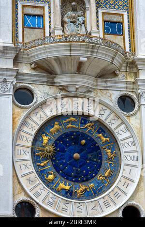 Antica Torre dell'Orologio con segni zodiacali in Piazza San Marco a Venezia Foto Stock