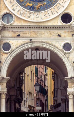 Torre dell'Orologio Torre dell'Orologio in Piazza San Marco o Piazza San Marco`s, Venezia, Italia. E' un vecchio punto di riferimento di Venezia. Vista frontale dell'antico edificio w Foto Stock