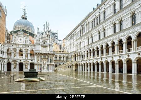 Cortile`s del Palazzo Ducale, o Palazzo Ducale, a Venezia, Italia. Il Palazzo Dode`s è una delle principali mete turistiche di Venezia. Foto Stock